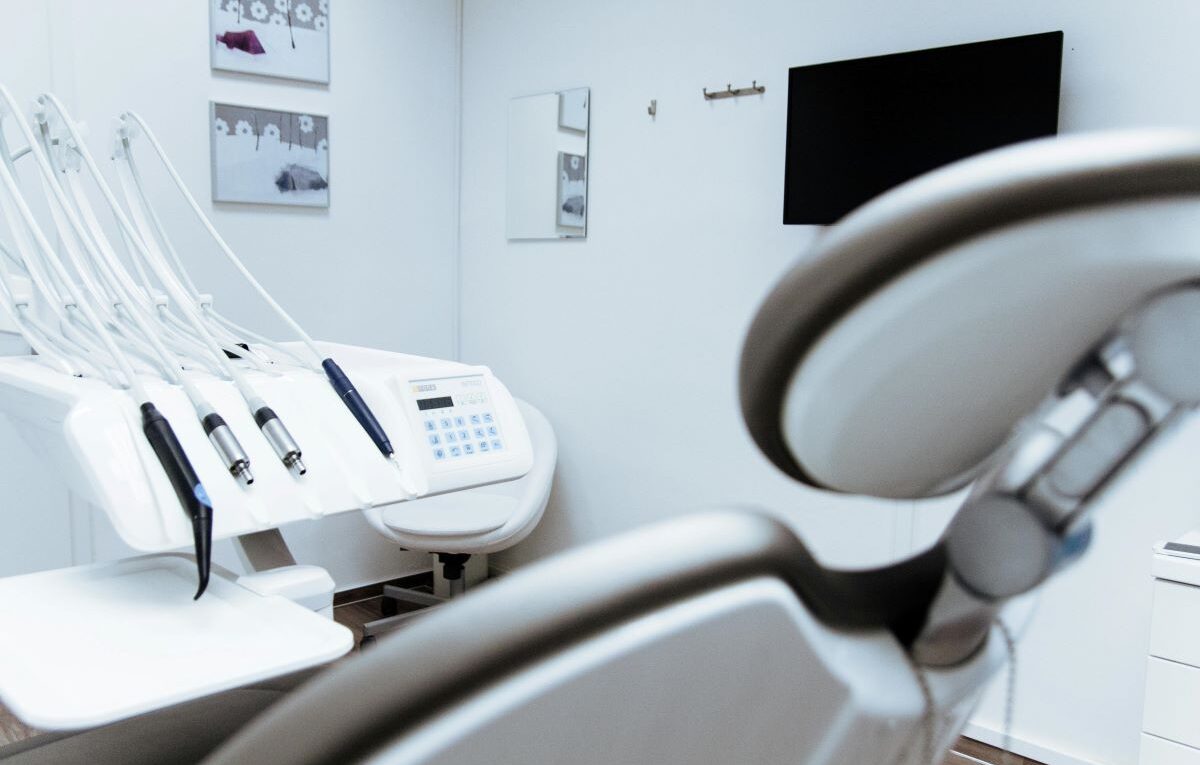 Implant zęba jak wygląda zabieg krok po kroku