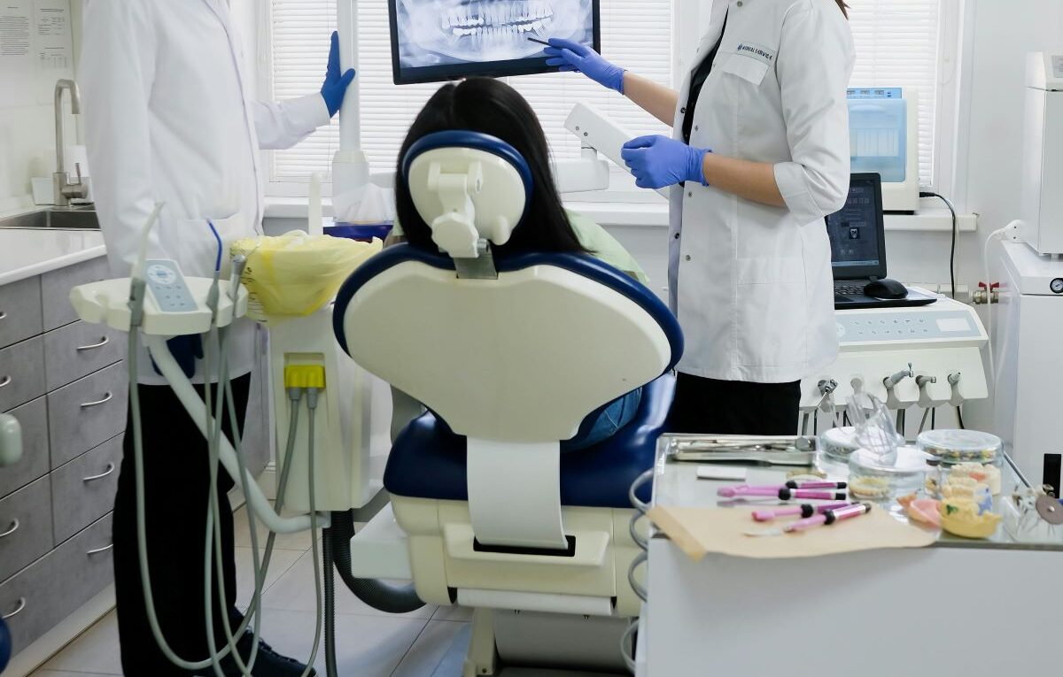 Licówka kompozytowa a porcelanowa – którą opcję wybrać?